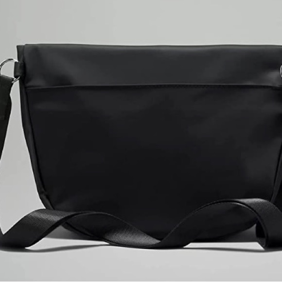 LAST ONE $65 ❤️BRAND NEW W/TAGS LULULEMON FESTIVAL BAG 5L GOLD HARDWARE - Picture 4 of 4